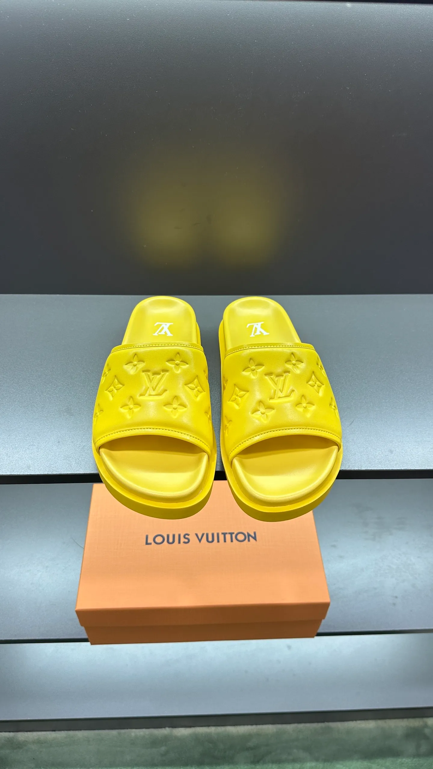 [L Home] P: 300💰Size: 38-45 Top purchasing lv men's summer slippers, classic presbyopia with soft real leather lining, unique color splicing effect, distinctive personality, fashionable and trendy essential style, light and comfortable. Lightweight and tough rubber insole, micro ridged foam outsole, super comfortable!
